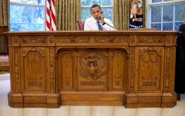 Barack_Obama_sitting_at_the_Resolute_desk_2009